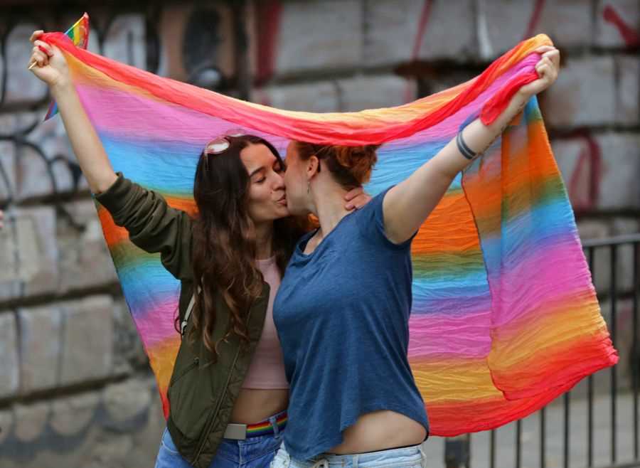 Tinder: Revolutionizing Lesbian Dating in the Digital Age